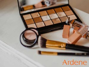 اثرات مواد آرایشی بر سلامت پوست